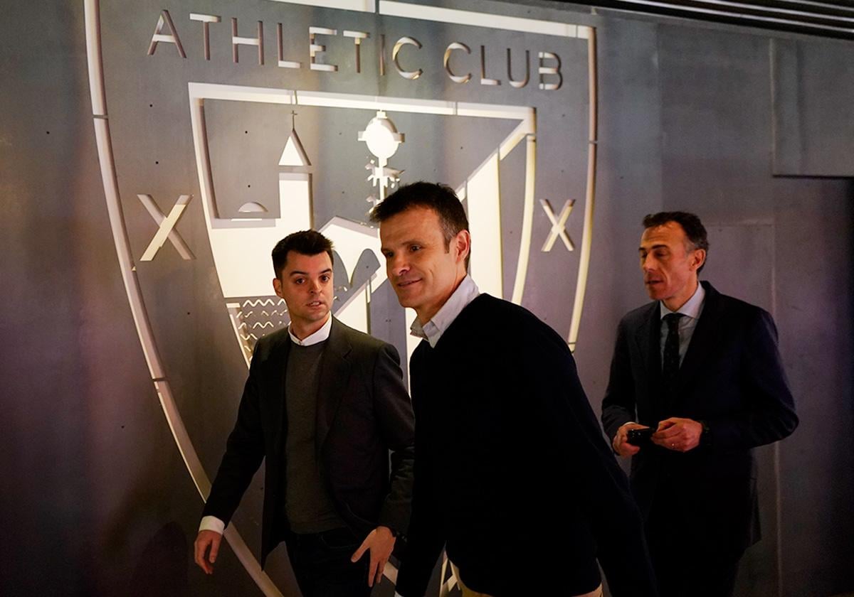 Jon Uriarte, junto a Mikel González, director de fútbol del Athletic, y Jon Berasategi, director general del club.