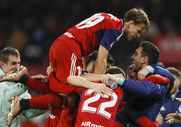 Los jugadores de Osasuna celebran uno de los goles en la victoria ante el Sevilla en el Sánchez Pizjuán.