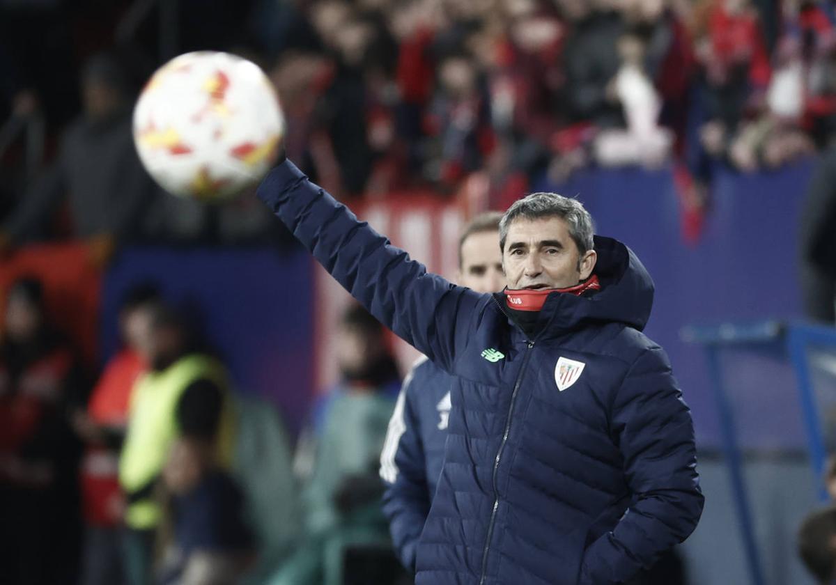 Ernesto Valverde da instrucciones desde la banda de El Sadar.