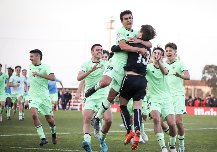 Los juveniles del Athletic celebran en Gijón su pase a semifinales.