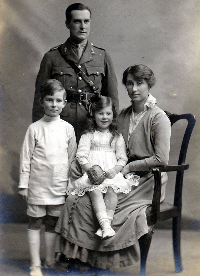 Raymond con su mujer y sus dos hijos al regreso de la I Guerra Mundial.