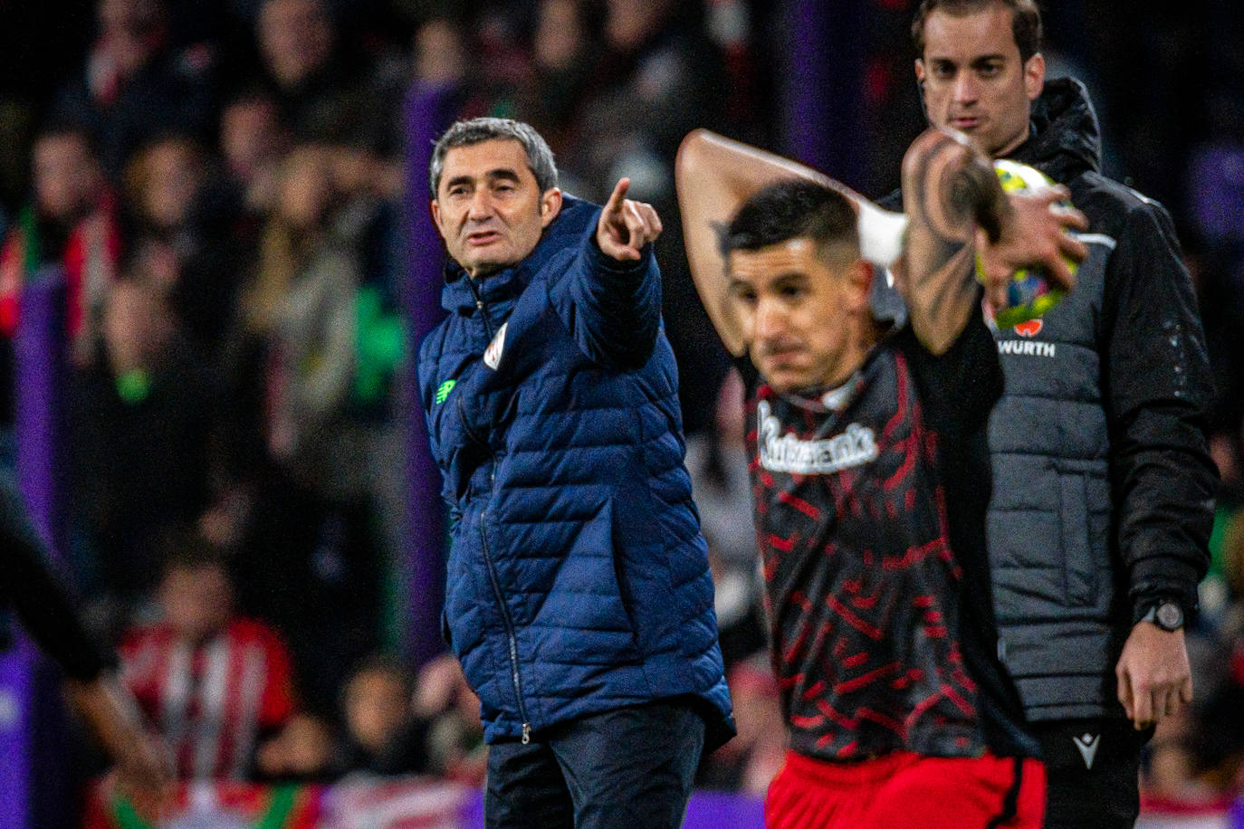 Valverde ordena el equipo en un saque de banda.