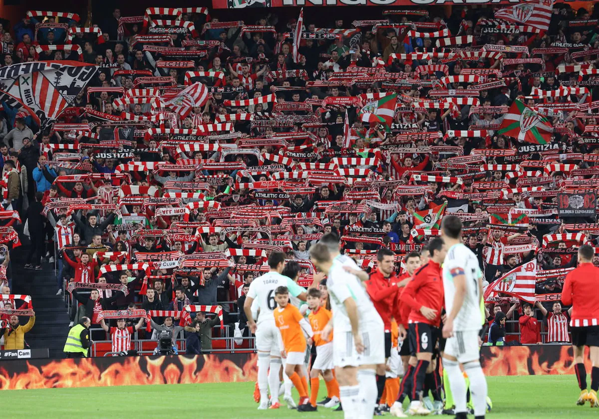 Fondo de animación de San Mamés en enero en Liga ante el Osasuna.