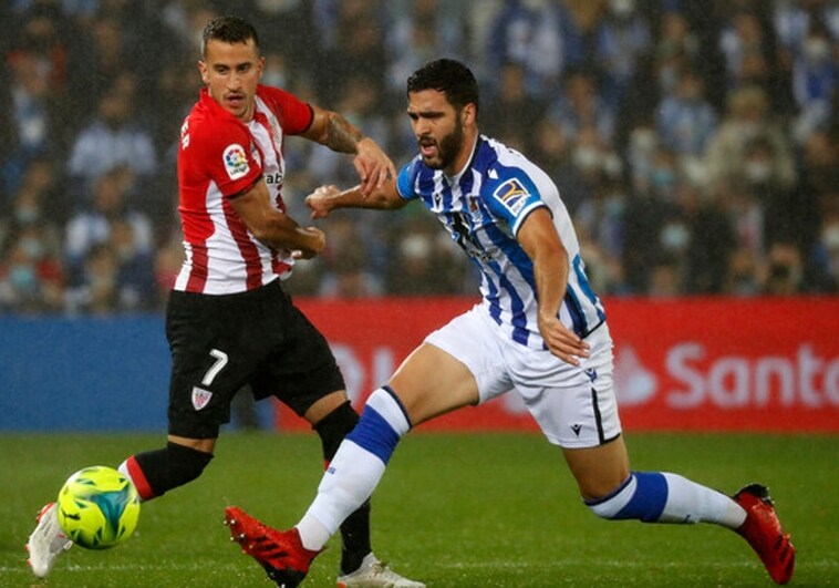 Berenguer y Mikel Merino, fichajes del Athletic y la Real, luchan por una pelota.