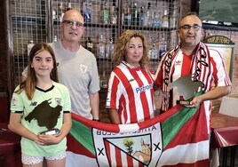 Miembros de la peña Leones de Calviá con los trofeos que darán a Nico y Balenziaga.