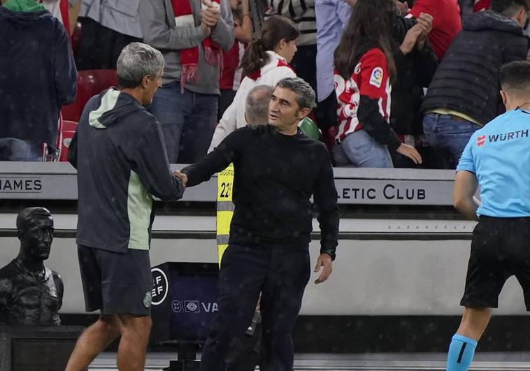 Valverde se saluda con Setién tras el partido de San Mamés de la primera vuelta ganado por el Athletic.