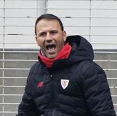 El técnico del Bilbao Athletic critica al club por «no reaccionar» cuando el equipo se hundía en Navidad