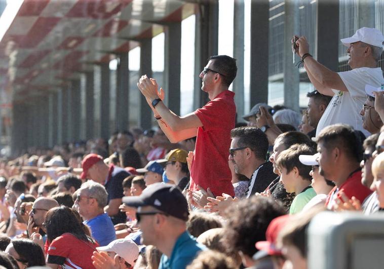 Cerca de 1.500 aficionados animan al Athletic en Lezama