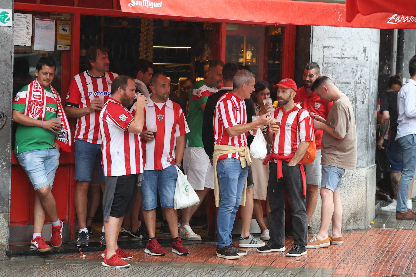 La lluvia enfría el ambiente en Pozas antes del partido contra el Real Madrid