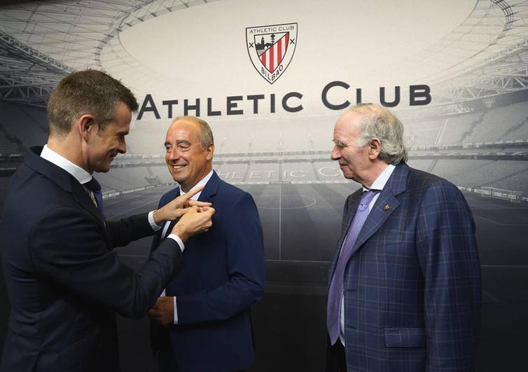Vidorreta recibe la insignia conmemorativa como embajador del Athletic