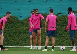 Yuri Berchiche durante el tiempo que ha trabajado con sus compañeros hoy en Lezama.