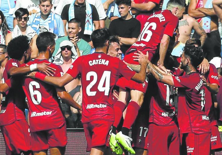 Los jugadores rojillos celebran uno de sus goles en la jornada inaugural de Liga frente al Celta en Balaídos.