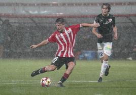 El Bilbao Athletic se da un festín bajo la lluvia