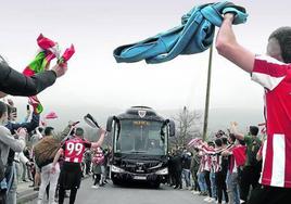 Aficionados reciben el autobús del Athletic en Lezama.