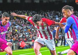 Zarraga trata de avanzar en un duelo frente al Barça.