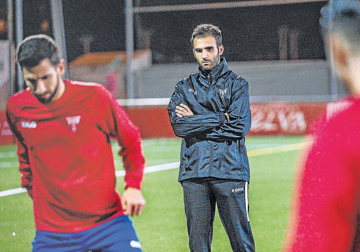 Jordi Peris observa un entrenamiento del Rubí en Can Rosés.