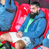 Asier Villalibre el lunes en el banquillo de Montilivi.