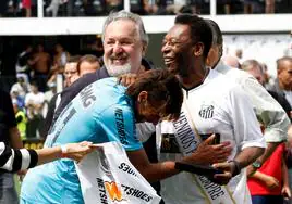 Neymar y Pelé son las dos grandes figuras que ha dado el Santos. Ambos se divierten en el acto del 100 aniversario del club, el 14 de abril de 2012.