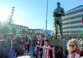 Miles de aficionados rojiblancos se hicieron fotos el sábado con la estatua de Iribar.