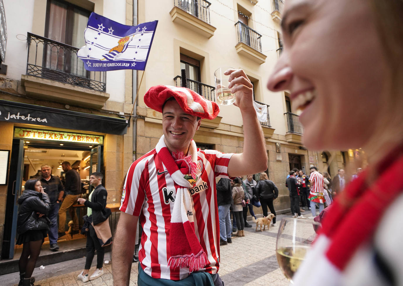 Fotos: Las aficiones del Athletic y Real Sociedad hermandas por las calles de San Sebastian