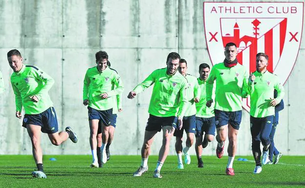 Los futbolistas del Athletic, durante un entrenamiento en Lezama.
