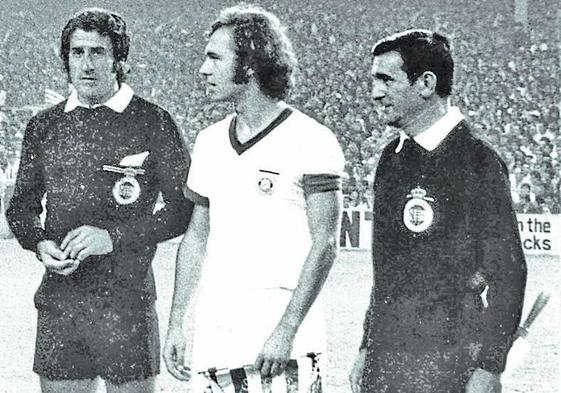 Beckenbauer, en La Catedral junto al árbitro Guruceta (izquierda).