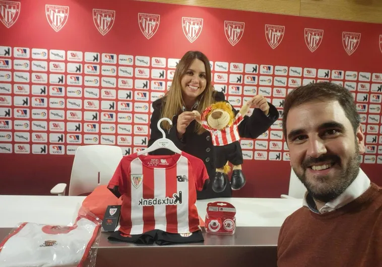 Marta Sánchez y Jesús Sanz en San Mamés en noviembre de 2021 con productos del Athletic comprados para su hijo.