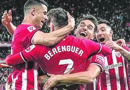 Guruzeta, Prados y Yuri celebran con Berenguer uno de los goles.