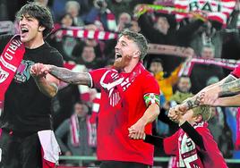 Iker Muniain celebra junto a su hijo mayor y compañeros la clasificación a la final de Copa.