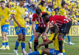 El bonito detalle de Vivian e Iñaki Williams con el jugador del Las Palmas que marcó en propia puerta