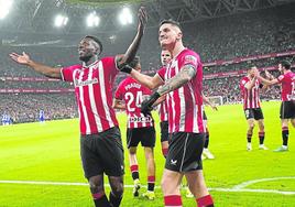 Jugadores del Athletic celebran uno de los tres goles marcados en el partido de vuelta de la Copa contra el Atlético eb San Mamés.