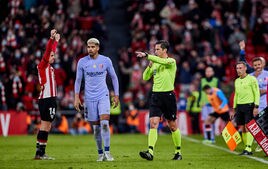 Munuera Montero señala penalti a favor del Athletic en el partido deCopa contra el Barça en San Mamés el 20 de enero de 2022.