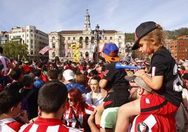 Celebración junto al Ayuntamiento de Bilbao.