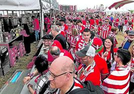 Aficionados rojiblancos en la Athletic Hiria de Sevilla.