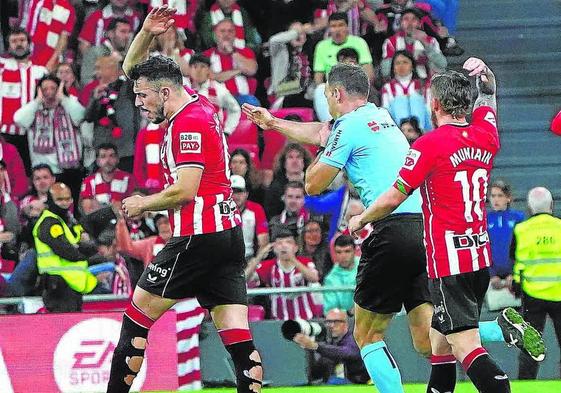 Paredes y Muniain protestan cuando Cuadro Fernández señala el polémico penalti.