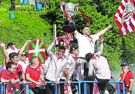 Jugadores del Athletic festejan la conquista de la Copa.