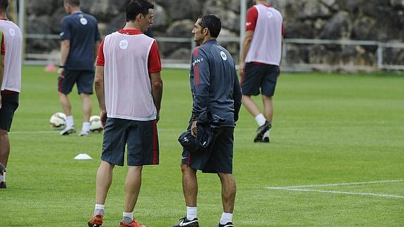 Aduriz y Valverde, conversan en el entrenamiento de este martes.