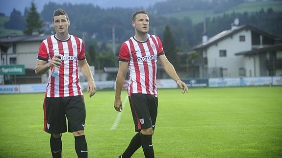 Aduriz y Gurpegui, tras finalizar el encuentro.