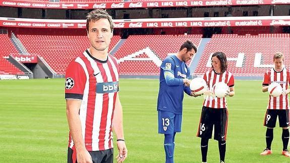 Carlos Gurpegui posa con la camiseta que el equipo llevará en la Liga de Campeones.