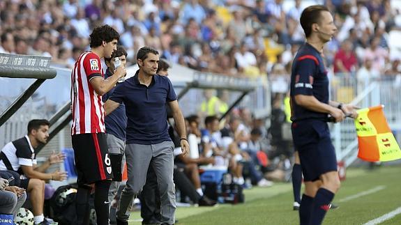 San José escucha las órdenes de Valverde antes de saltar al campo frente al Nápoles.