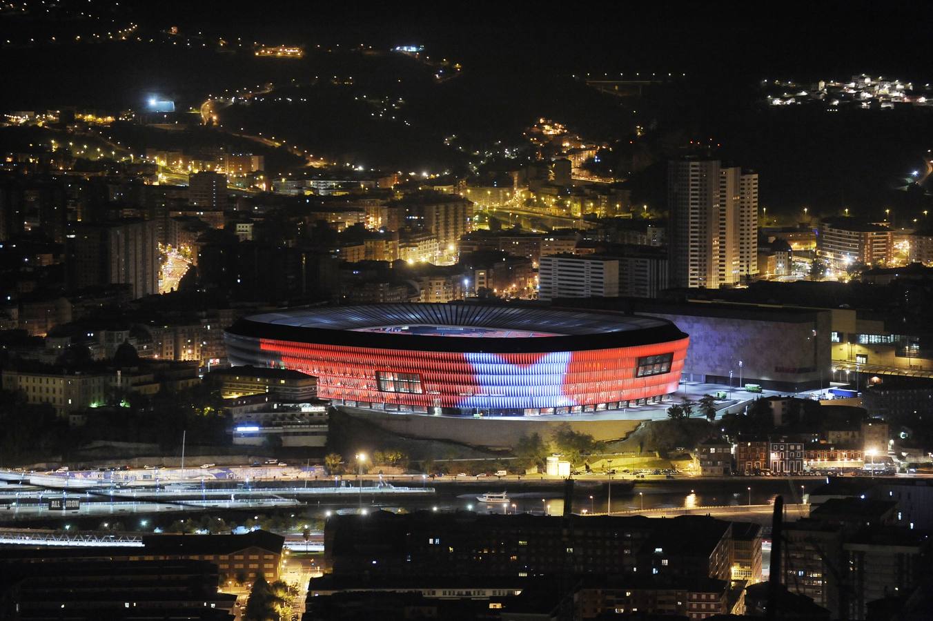 Vistas del estadio de San Mamés durante el partido de la Liga de Campeones Athletic-Nápoles.