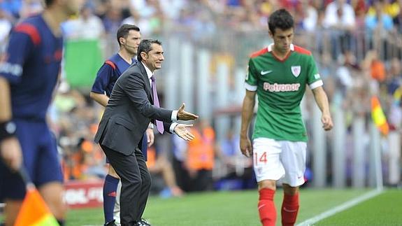 Valverde da instrucciones a sus jugadores.
