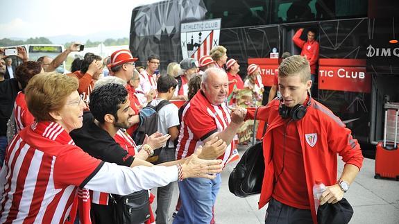 Muniain saluda a los aficionados rojiblancos antes de partir a Minsk. 