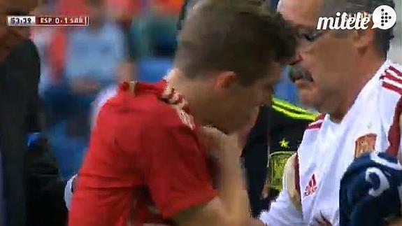 Muniain se duele de un hombro. 