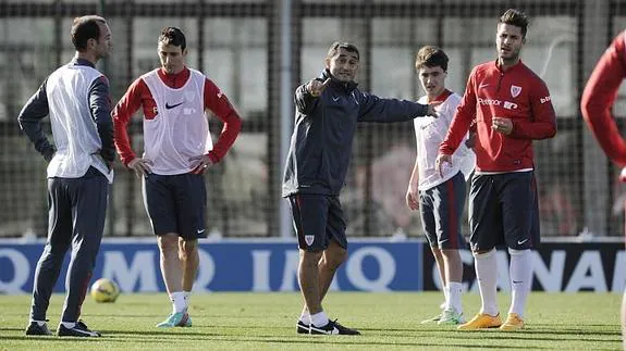 Valverde da instrucciones a varios jugadores en un entrenamiento de la semana pasada.