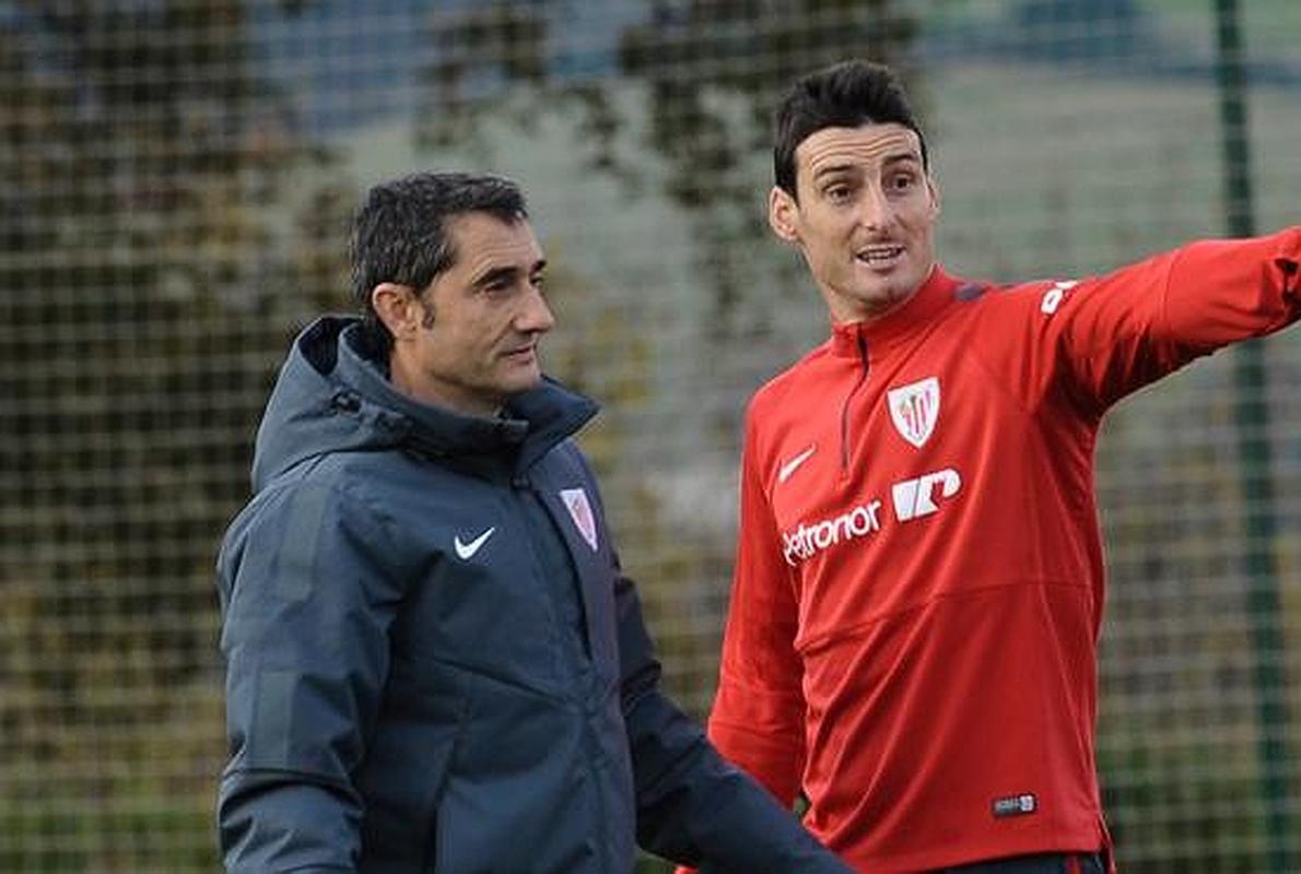 Valverde, junto a Aduriz, en el entrenamiento de este viernes.