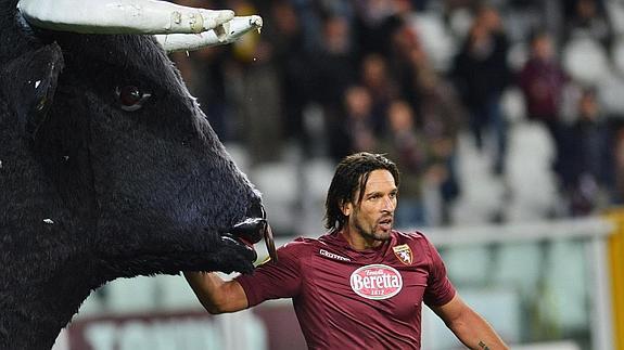  El futbolista Amauri celebra un gol del Torino. 