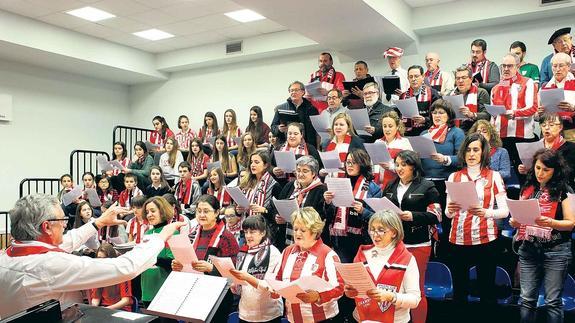 La Coral de Bilbao emocionó a los asistentes con las bellas interpretaciones de las canciones ganadoras.