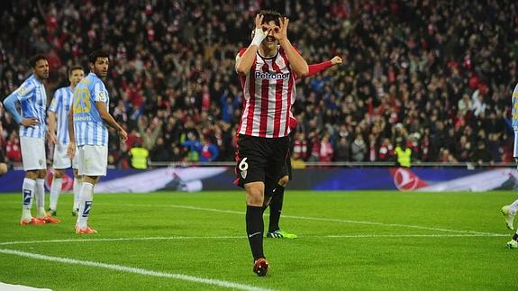 Mikel San José celebra un tanto.