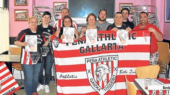 Miembros de la Peña Athletic Gallarta Gaizka Toquero con carteles de la gran bandera.